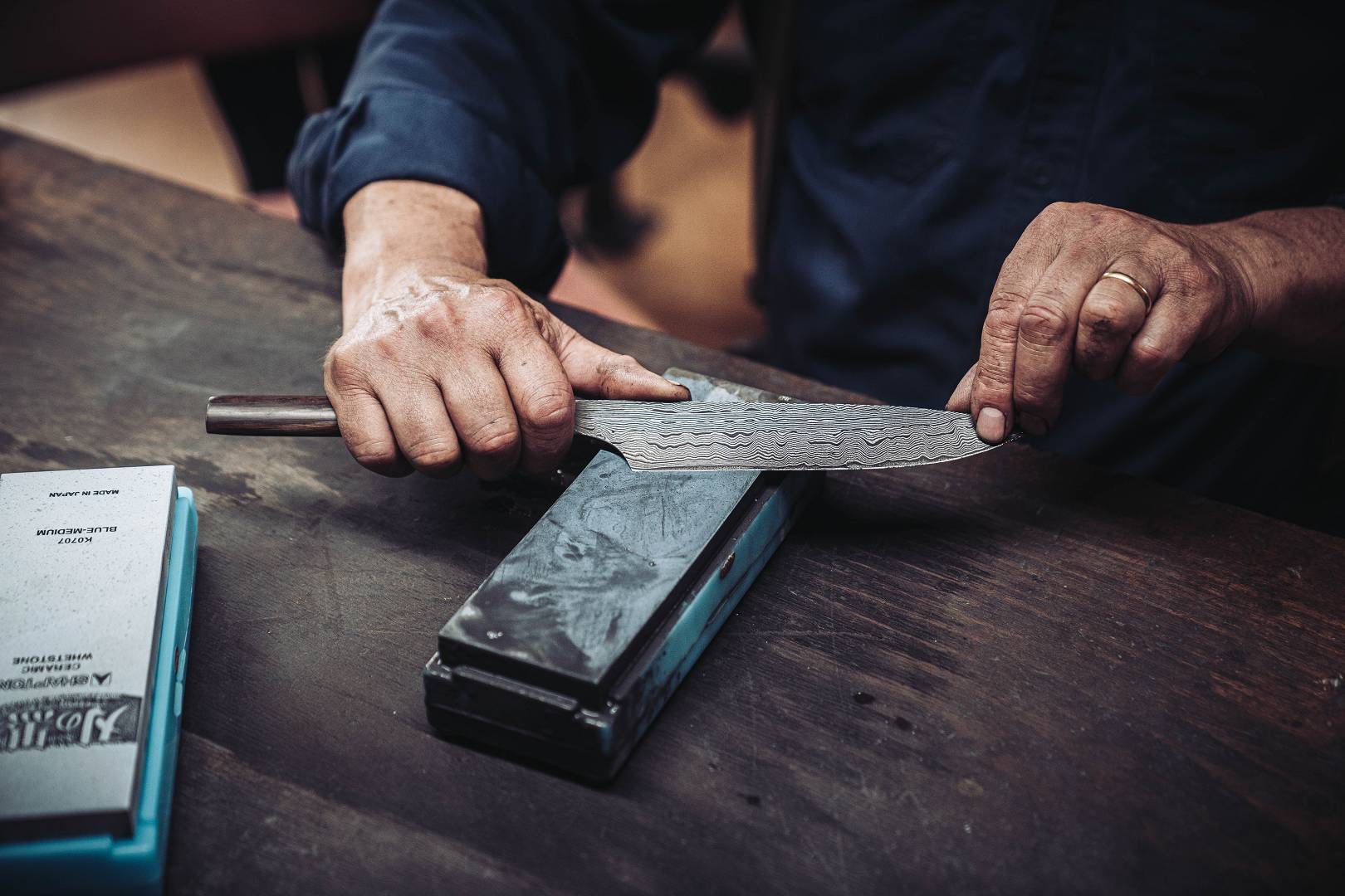 Damastklinge auf dem Wasserstein