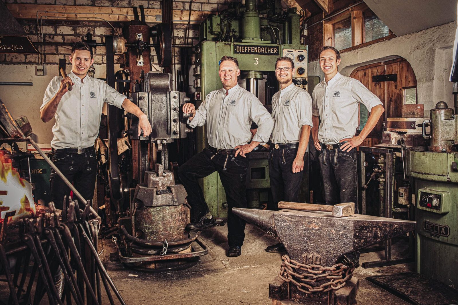 Das Moorschmied-Team: Wolf-Dieter, Reinhard, Wieland und Weking Schröppe vor der Werkstatt in Uchte