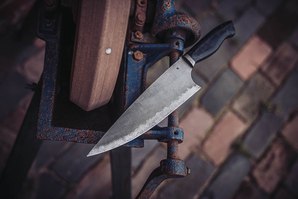 Handgeschmiedetes Damast-Kochmesser mit Wurmmuster auf historischer Schleifmaschine