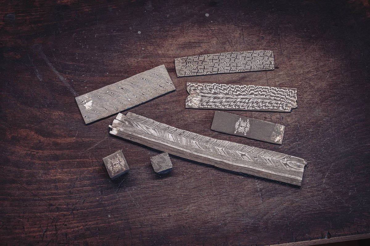 Verschiedene Damaststahlrohlinge mit echten Schmiedemustern und aufgeschweisster Schneidlage