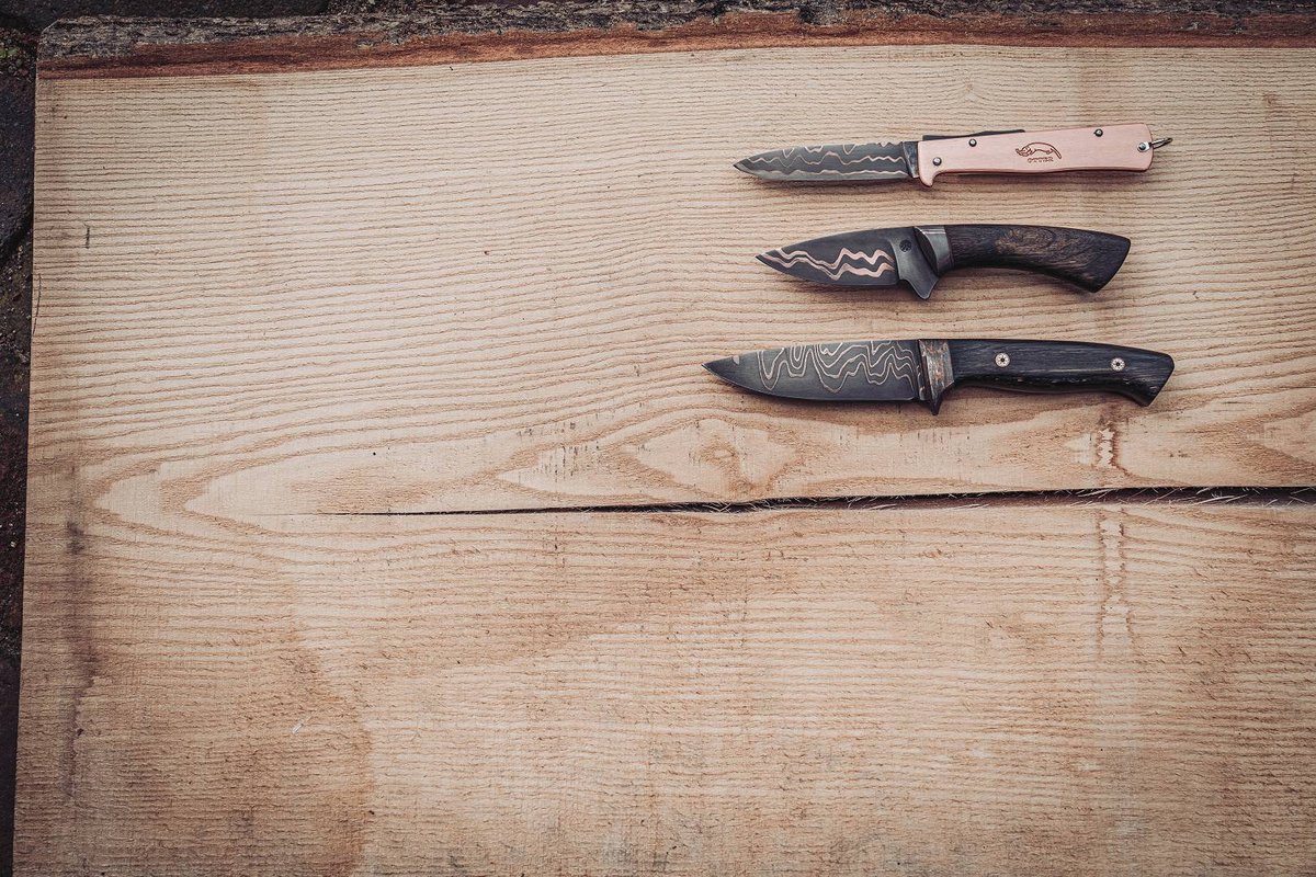 Handgeschmiedete Wurmrot-Damastmesser und Mercator-Klappmesser von Moorschmied