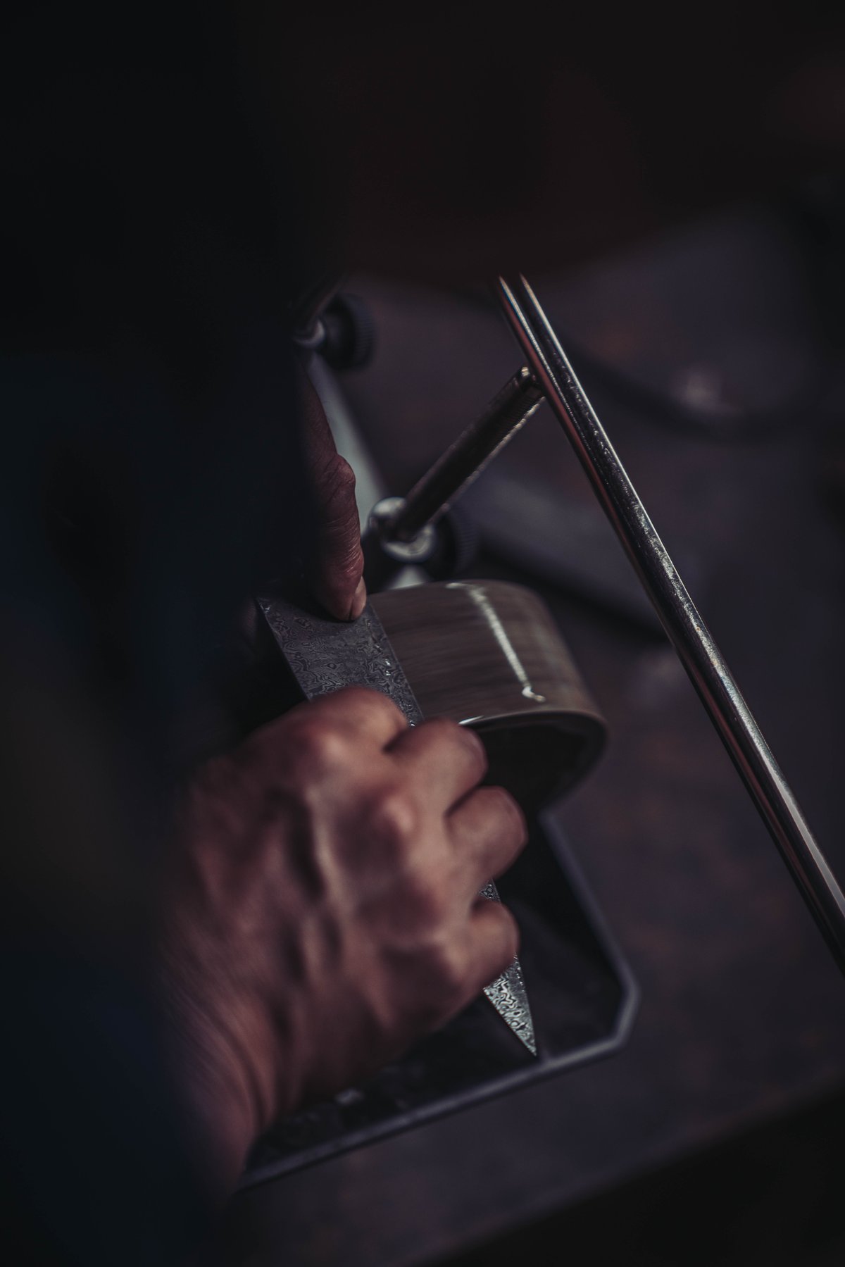 Messerklinge am Bandschleifer mit Risiko der Ueberhitzung