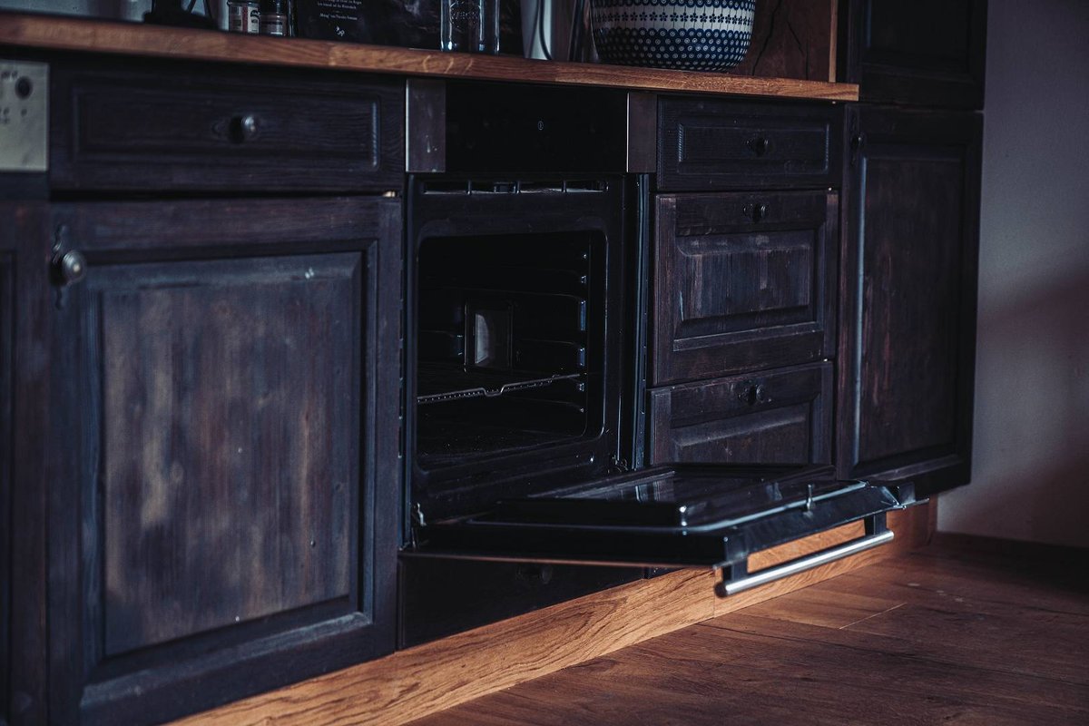 Praezise arbeitender Backofen mit Umluft zum Anlassen gehaerteter Messerklingen