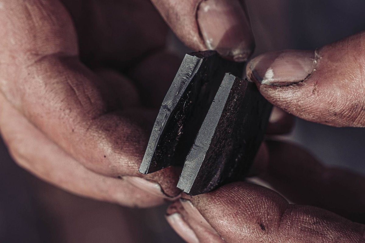 Bruchtest zeigt den Unterschied zwischen gehaertetem und ungehaertetem Stahl