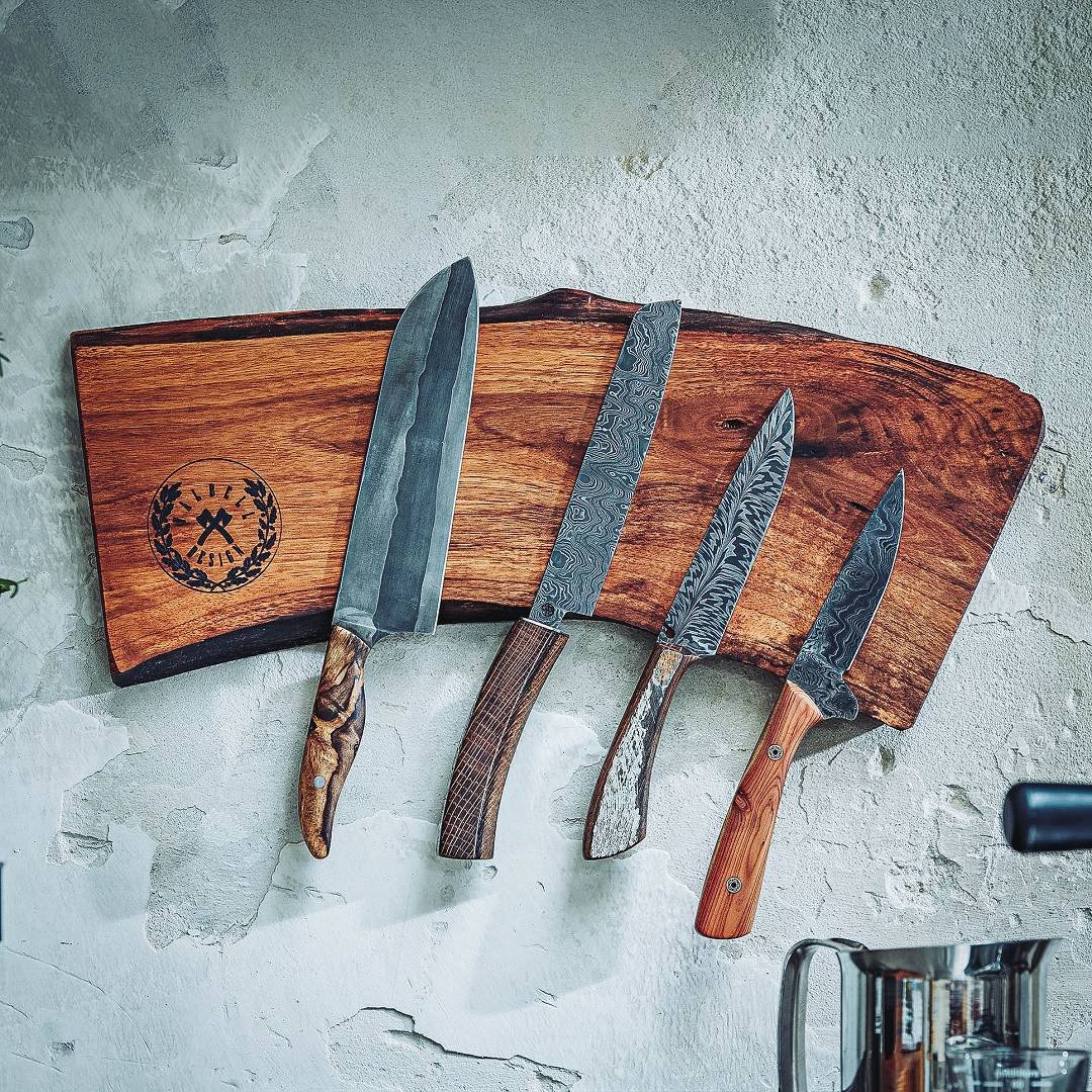 Moorschmied-Magnetbrett aus Naturholz mit vier handgeschmiedeten Messern an der Wand