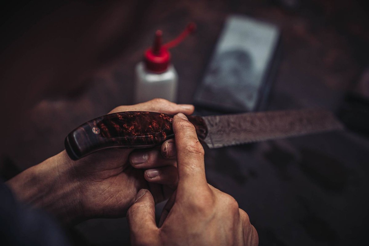 Handgeschmiedetes Damastmesser nach der Pflege mit Kamelienoel
