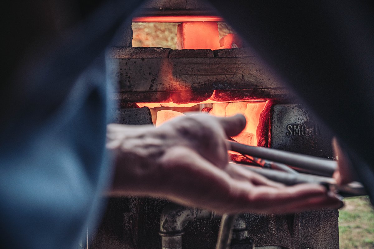 Blick durch die ge&ouml;ffnete Schmiedeesse bei der Meisterausbildung