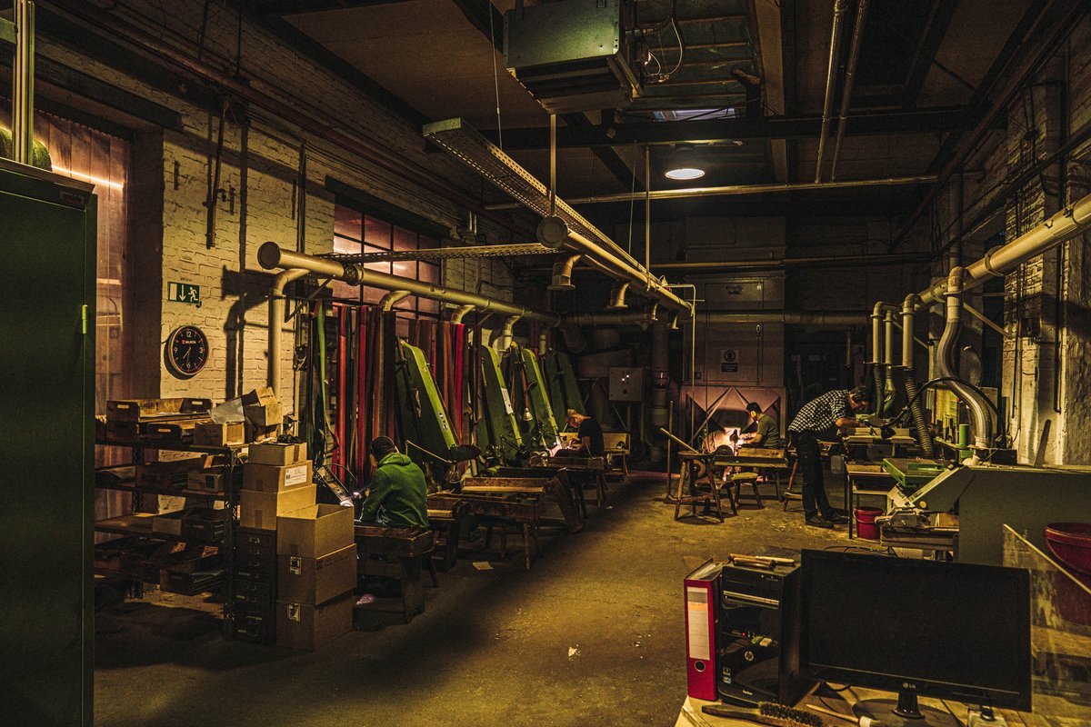 Professionelle Messerschmiede-Werkstatt mit Bandschleifern und Absauganlage