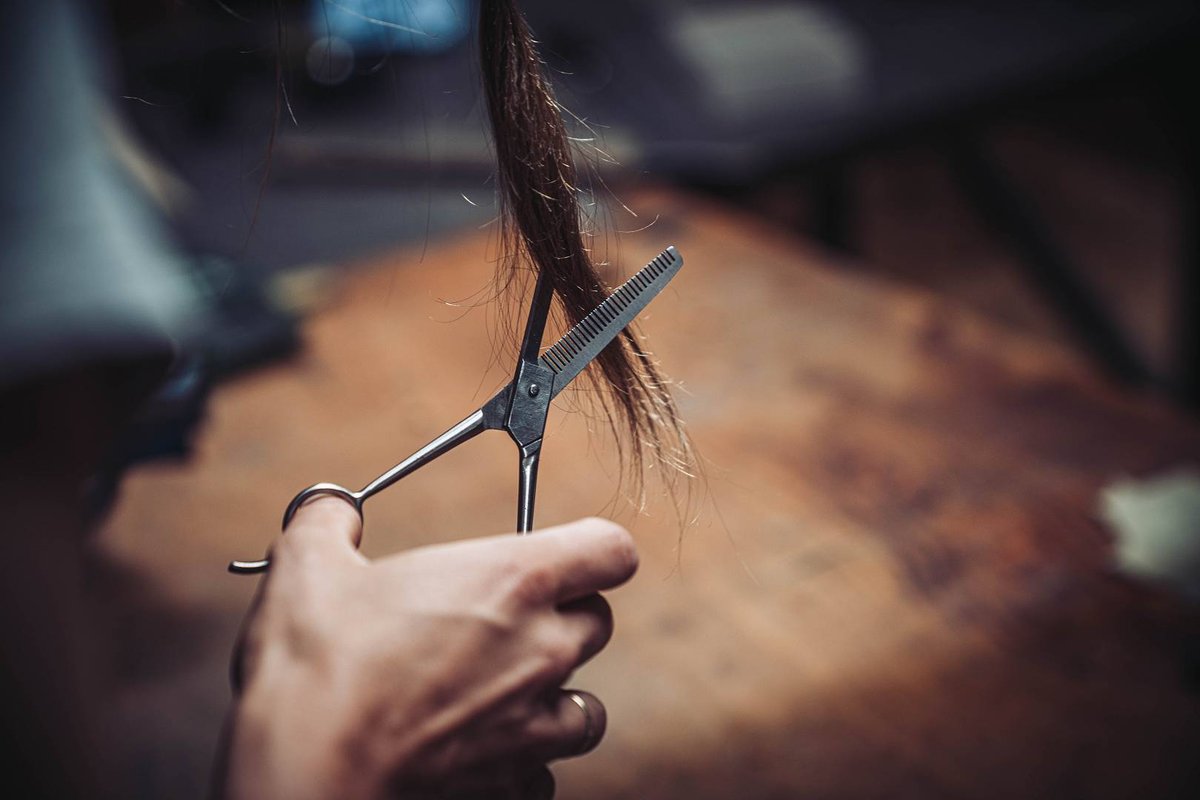 Schnittprobe mit einer Effilierschere an einer Haarstraehne