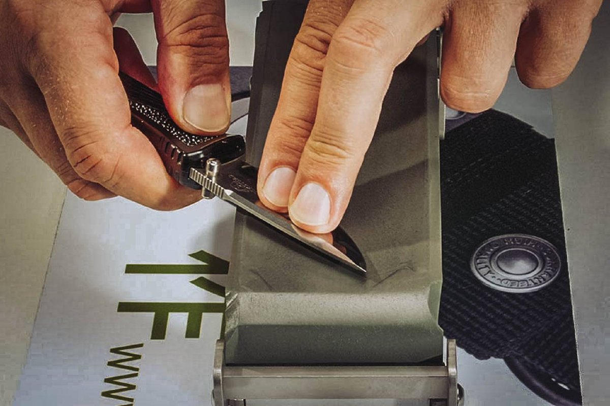 Taschenmesser wird auf der Zukuri-Schaerfhilfe im konvexen Schliff geschaerft