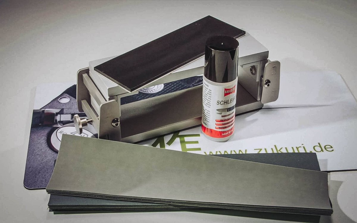 Zukuri-Schaerfhilfe mit Schleifstein und Schleifoel fuer konvexe Klingen