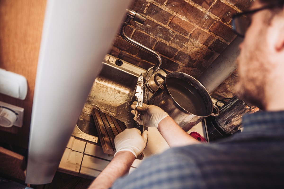 Messer wird sorgfaeltig von Hand am Spuelbecken gereinigt statt in die Spuelmaschine