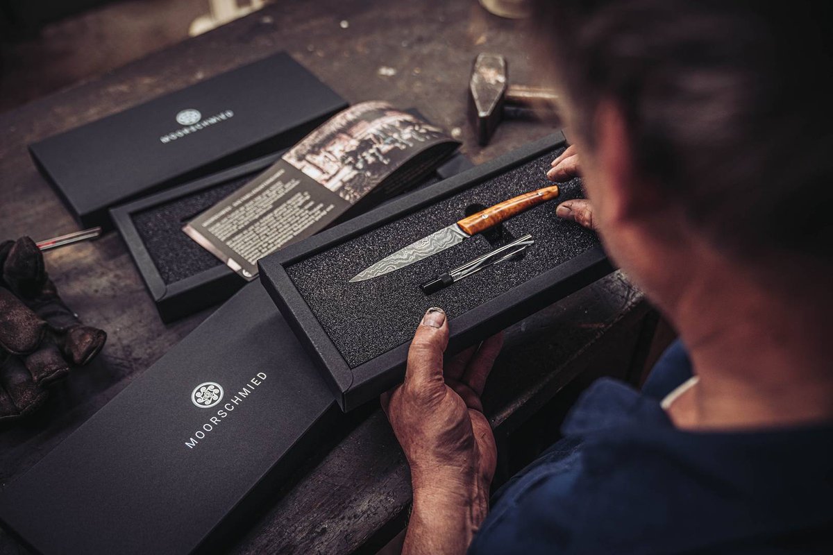 Wertvolles handgeschmiedetes Damastmesser in Moorschmied-Geschenkbox