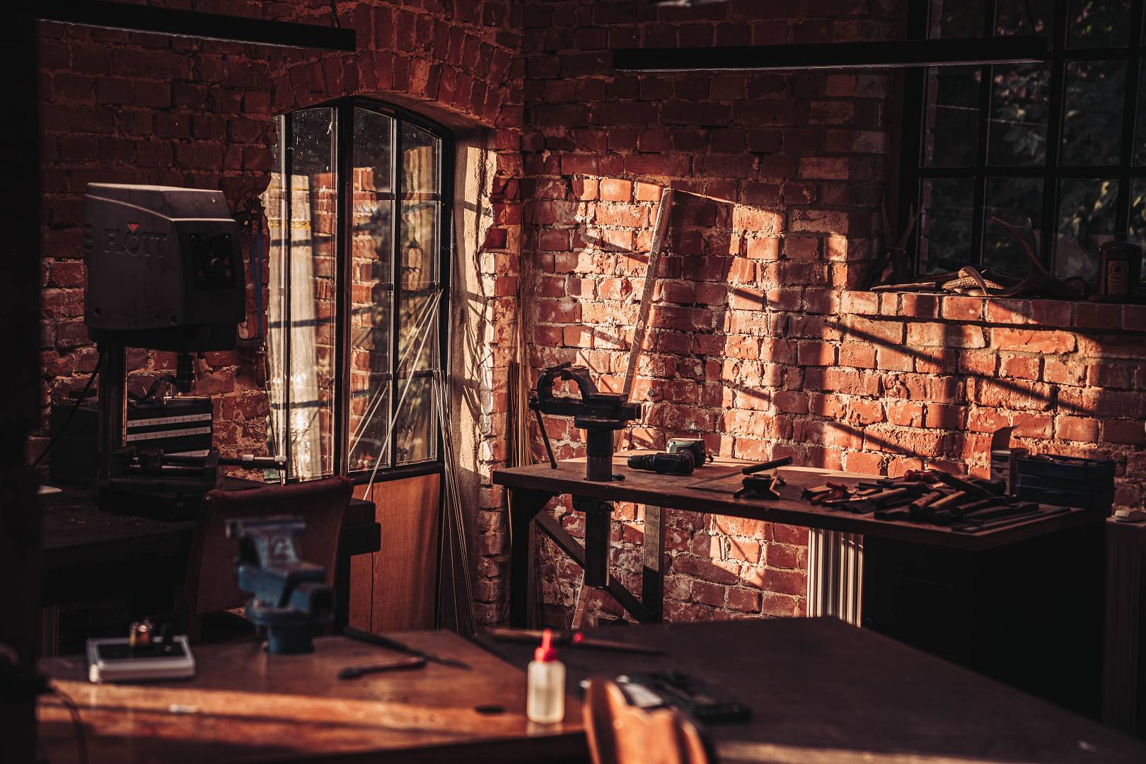 Blick in die Moorschmied-Werkstatt mit Bandschleifer und Werkzeug