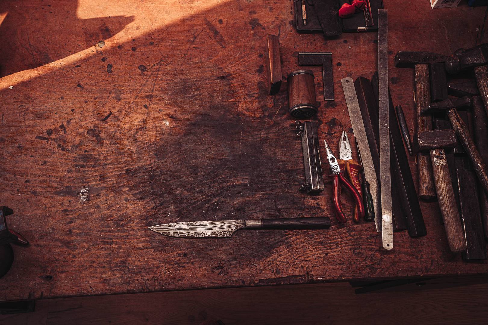 Fertiges Damastmesser als Werkzeug &mdash; selbst geschmiedet