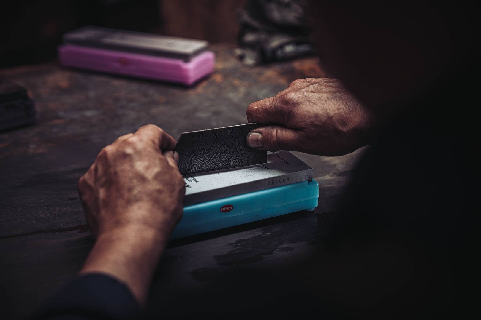 Damastklinge wird auf dem Wasserstein geschaerft — Reparaturschliff