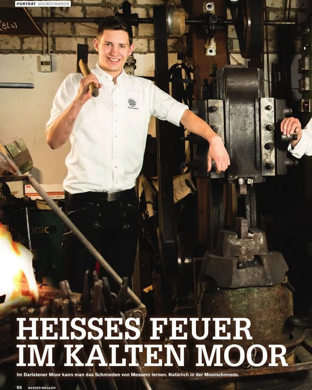 Opener-Seite 66: Weking Schröppe am Federhammer Ajax II, Großtitel HEISSES FEUER IM KALTEN MOOR, MESSER MAGAZIN 6/2018