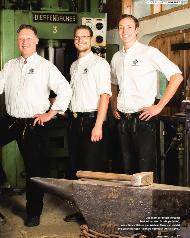 Seite 67: Moorschmied-Team vor der Dieffenbacher-Presse, Senior-Chef Wolf-Dieter Schröppe in der Mitte, Söhne Weking und Wieland links und rechts, Schwiegersohn Reinhard Herrmann