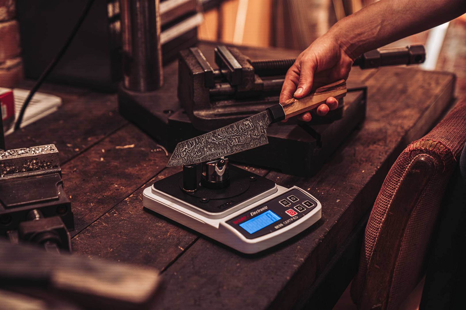Damastmesser wird auf Pr&auml;zisionswaage gewogen &mdash; Qualit&auml;tskontrolle bei Moorschmied