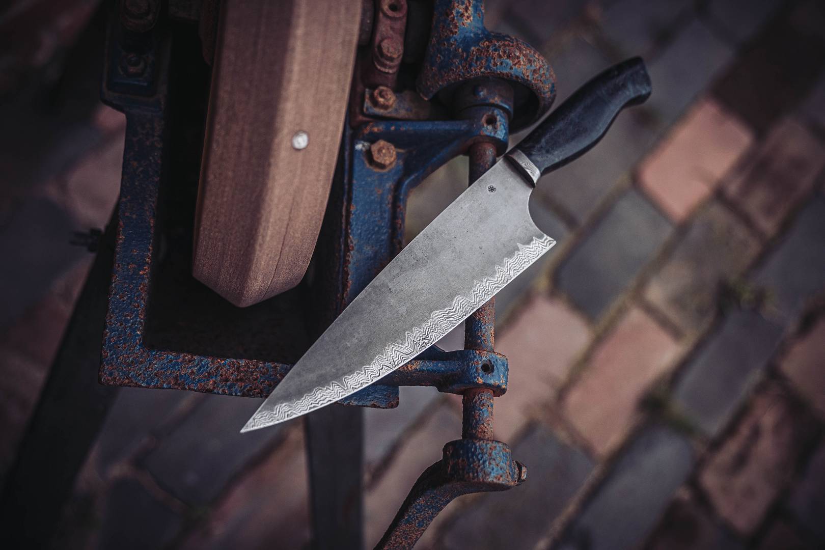 Damastmesser mit sichtbarem Wellenmuster auf historischem Werkzeug