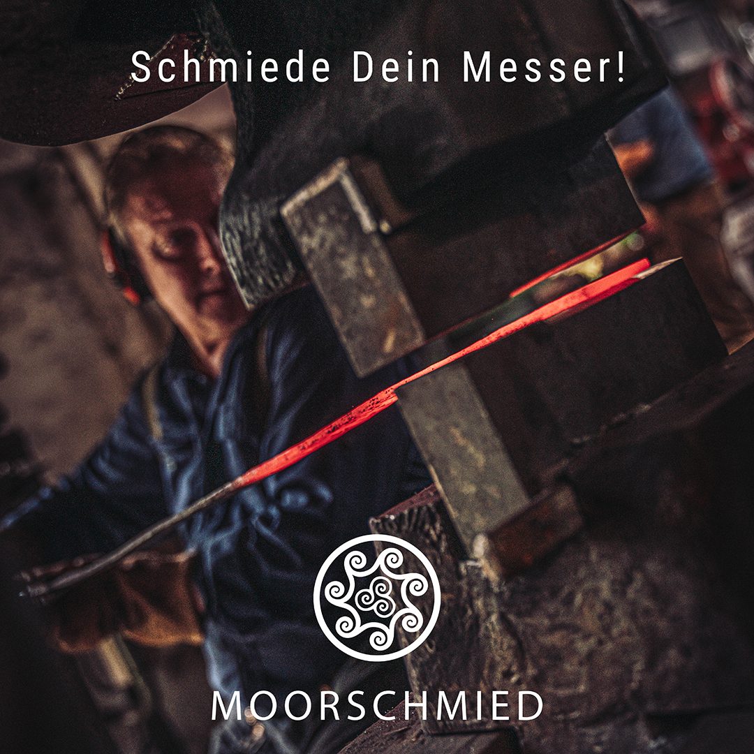 Schmied am Federhammer beim Feuerverschwei&szlig;en von Damaststahl