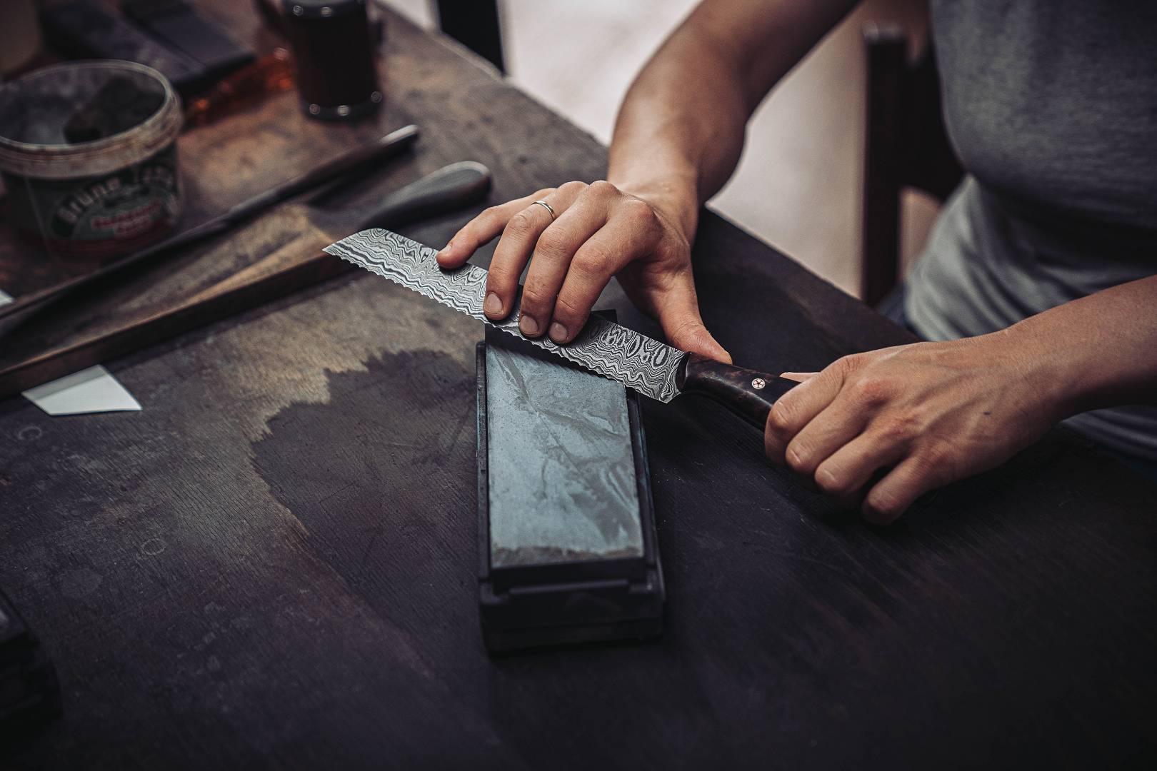 Nakiri-Messer mit kombiniertem Rosendamast- und Wellenmuster, hoher Kontrast nach dem &Auml;tzen