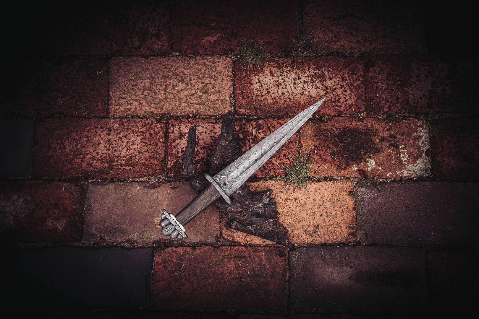 Dolch mit Torsionsdamast-Muster &mdash; spiralf&ouml;rmige Linien auf der Klinge