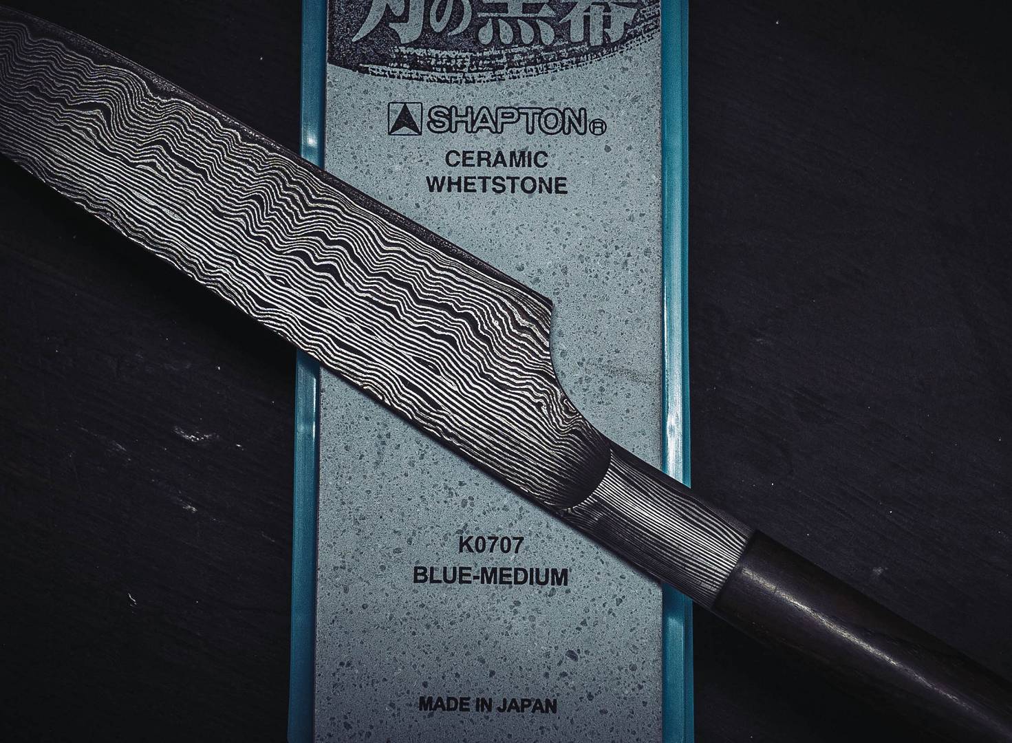 Damastmesser auf einem Shapton Schleifstein &mdash; richtig sch&auml;rfen