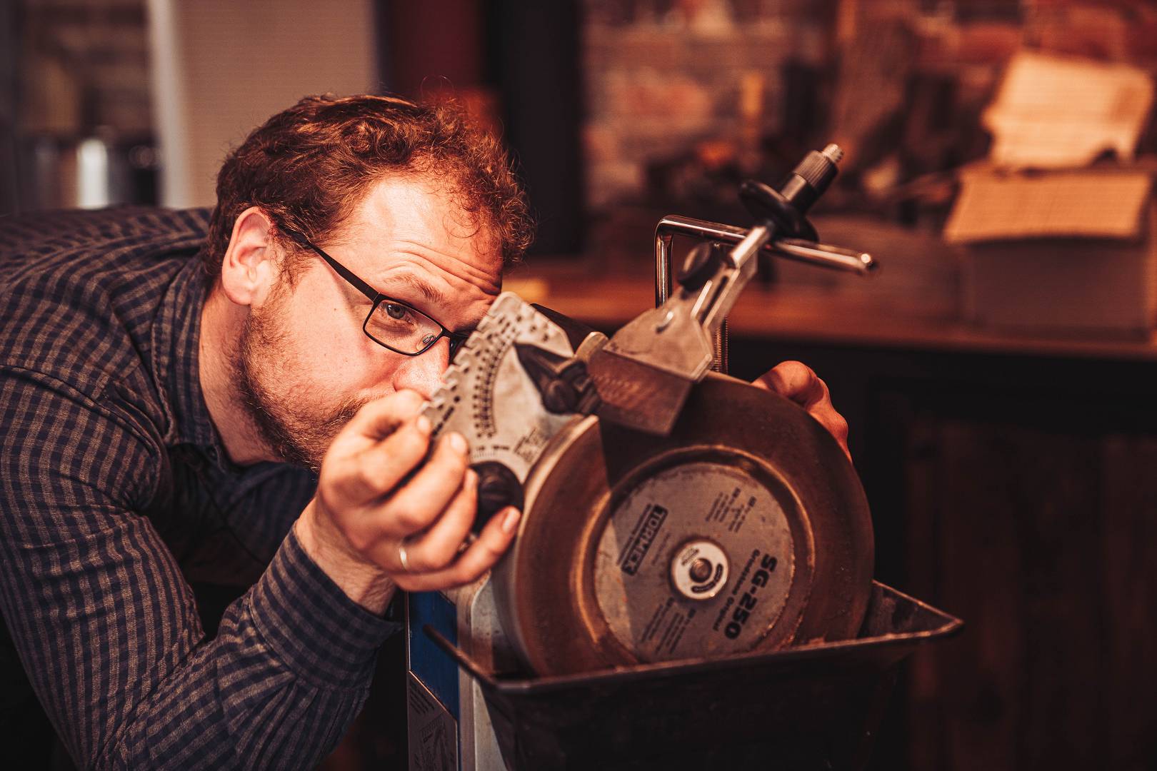 Kursteilnehmer am Nassschleifband bei Moorschmied