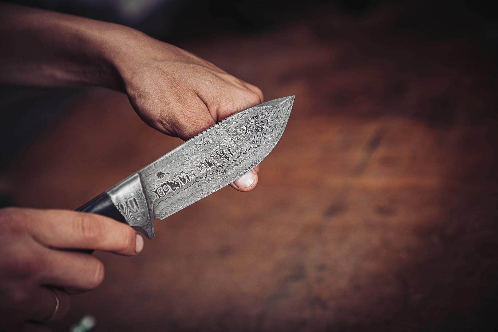 Selbst geschmiedetes Damastmesser in der Hand &mdash; das Ergebnis eines Schmiedekurses