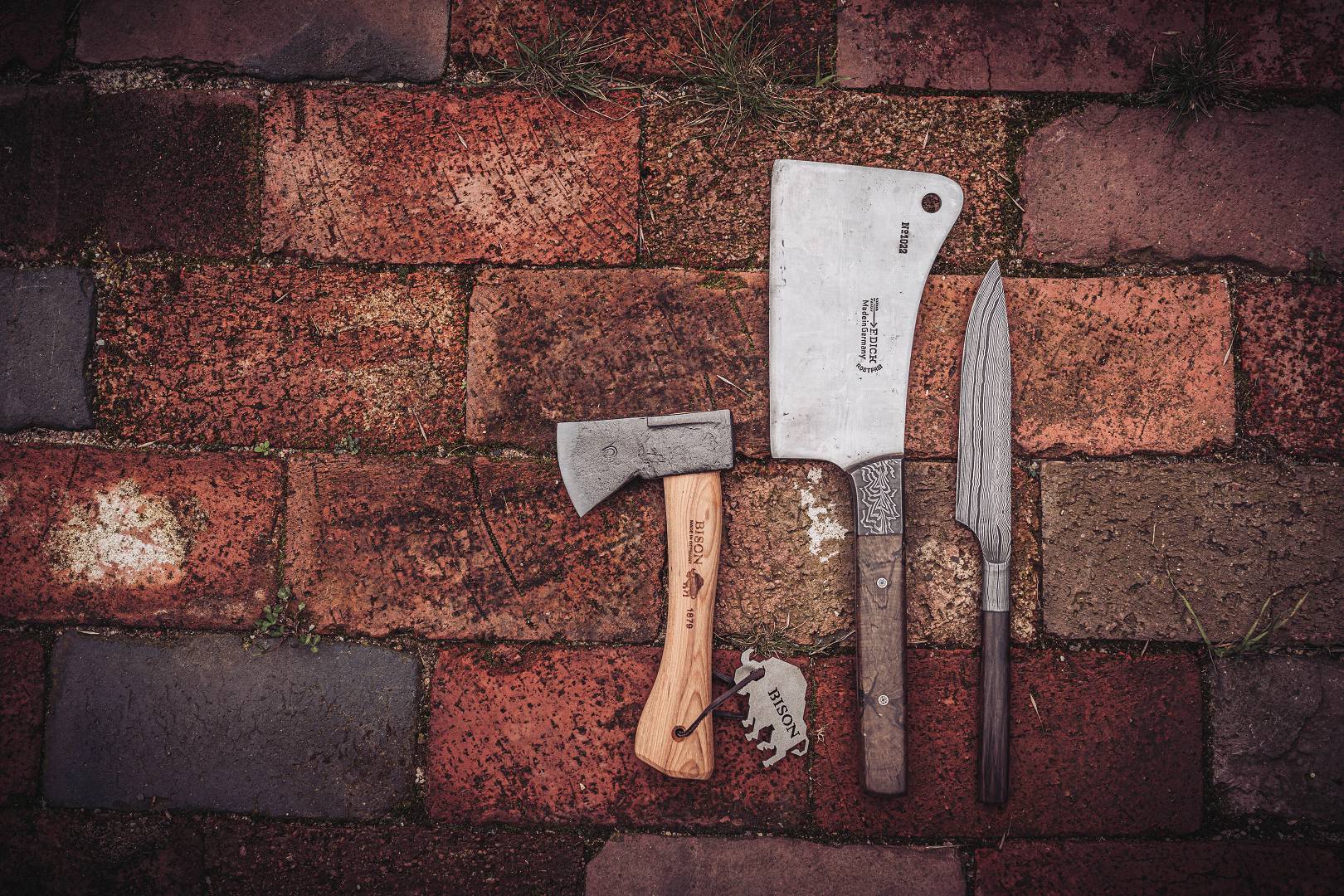 Drei Klingenwerkzeuge nebeneinander: Axt, Hackmesser und Messer &mdash; Werkzeuge aus verschiedenen Traditionen