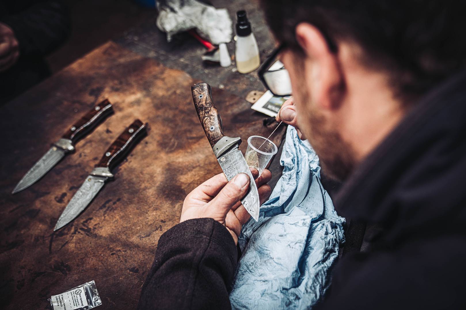 Kursteilnehmer arbeitet konzentriert am Messergriff in der Moorschmiede