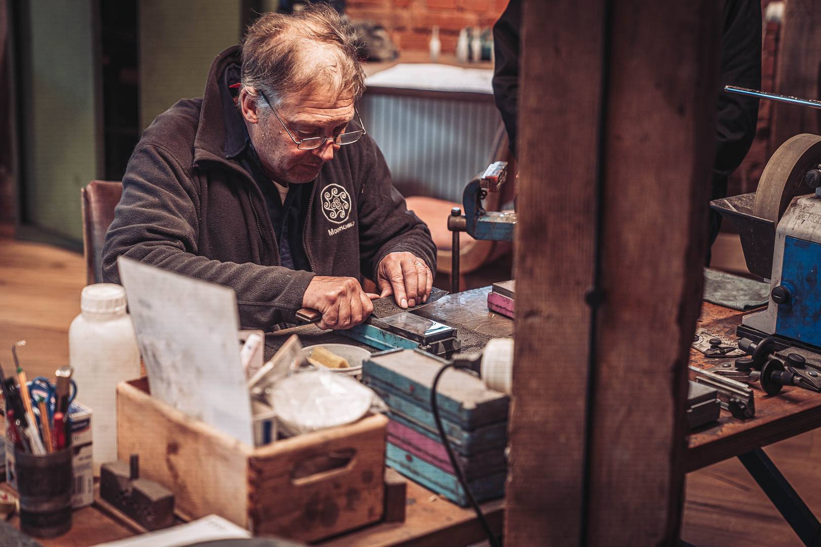 Weking bei der Griffarbeit an der Werkbank in der Moorschmiede