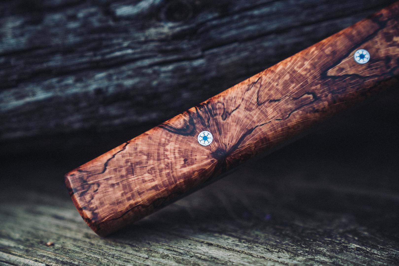 Stabilisierter Birkenholz-Griff an einem Damastmesser