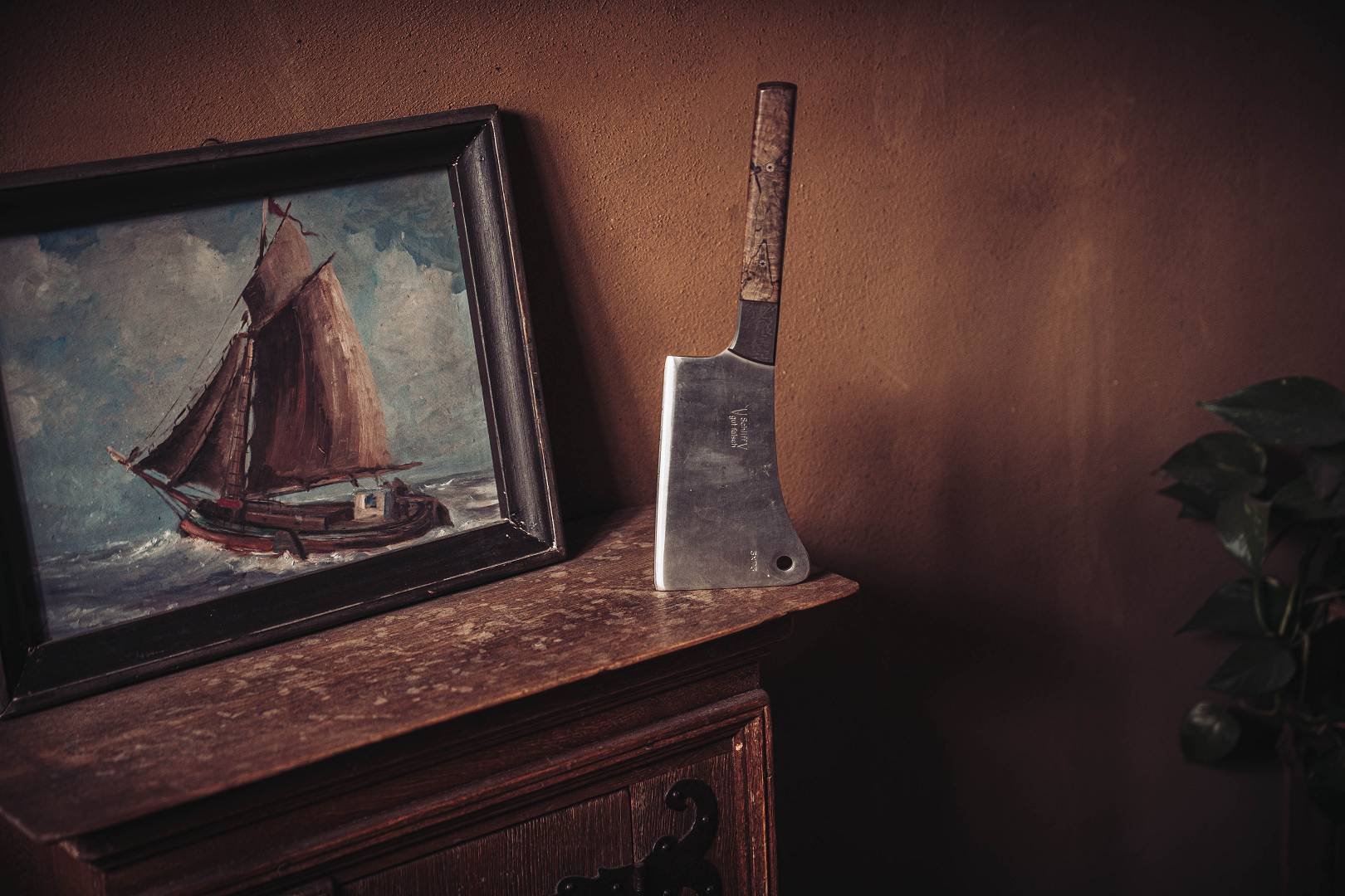 Handgeschmiedetes Hackmesser in stimmungsvoller Beleuchtung