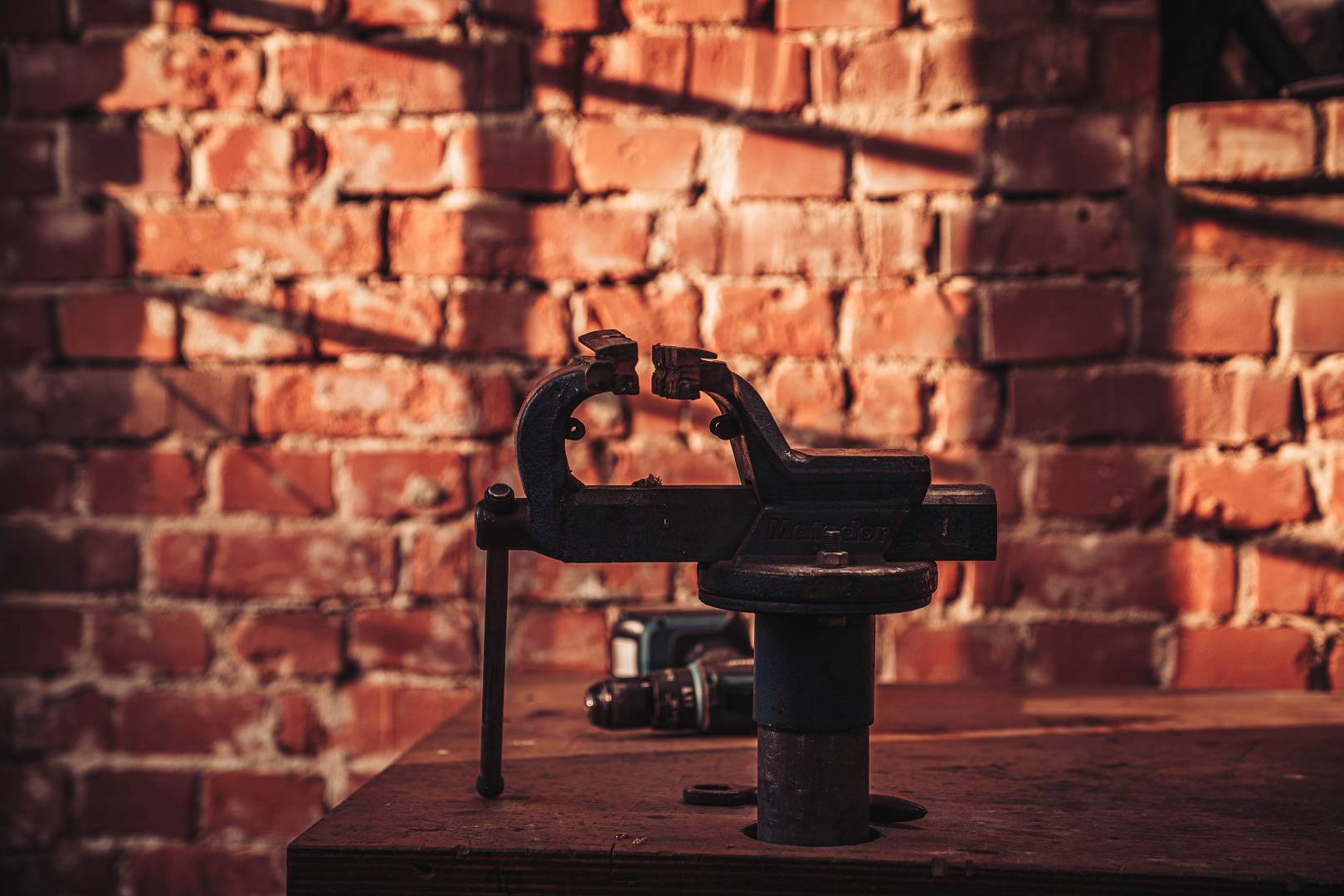 Alter Schraubstock an einer Backsteinwand in der Moorschmied-Werkstatt