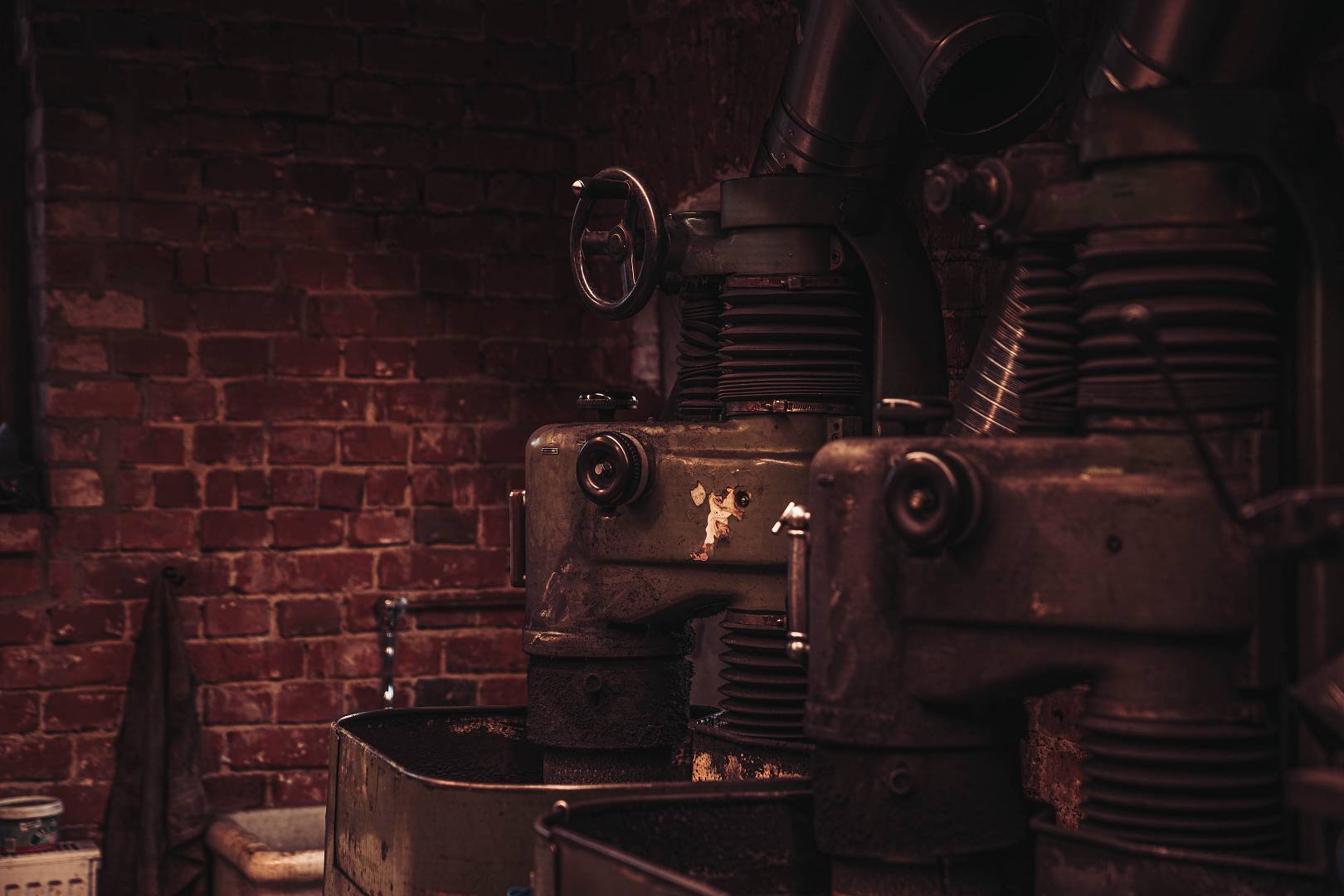 Historische Standbohrmaschine in der Moorschmied-Werkstatt