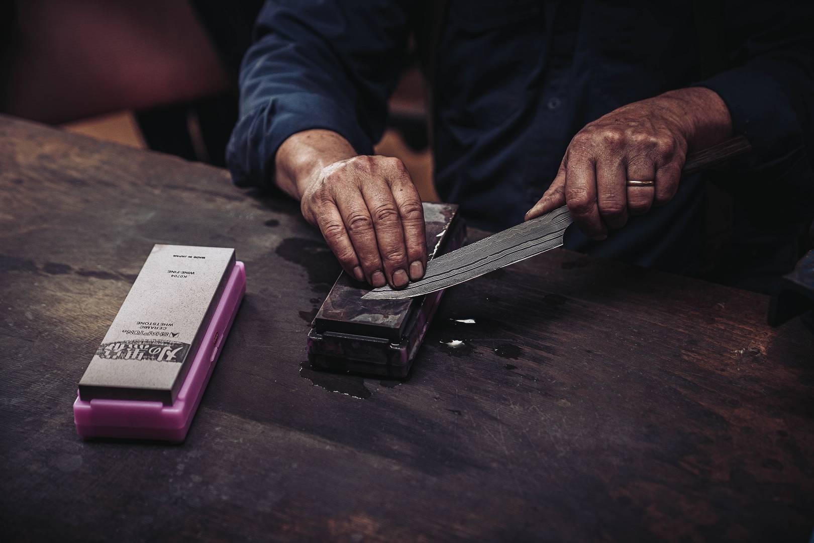 Messer sch&auml;rfen auf einem japanischen Wasserstein &mdash; die beste Methode