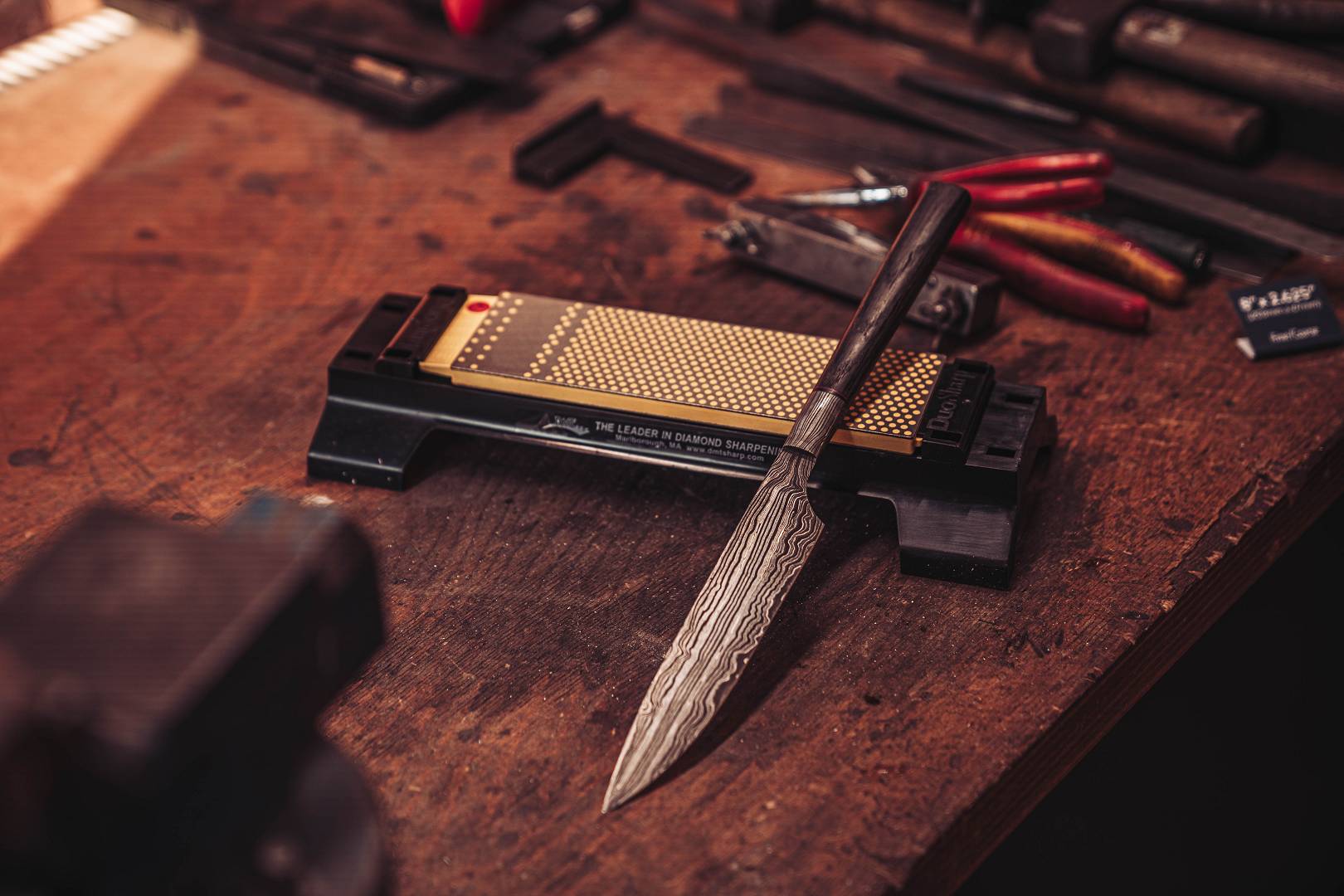 DMT Diamantschleifstein mit Damastklinge auf der Werkbank