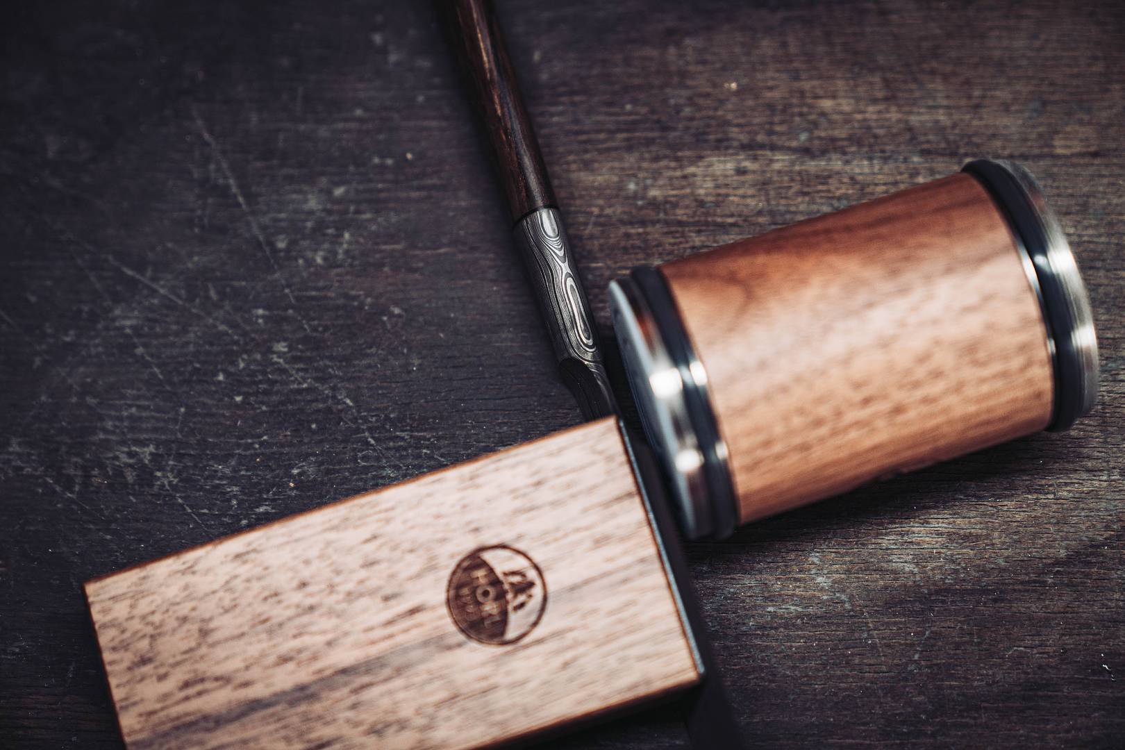 Detailaufnahme eines Damastmessergriffs mit Branding