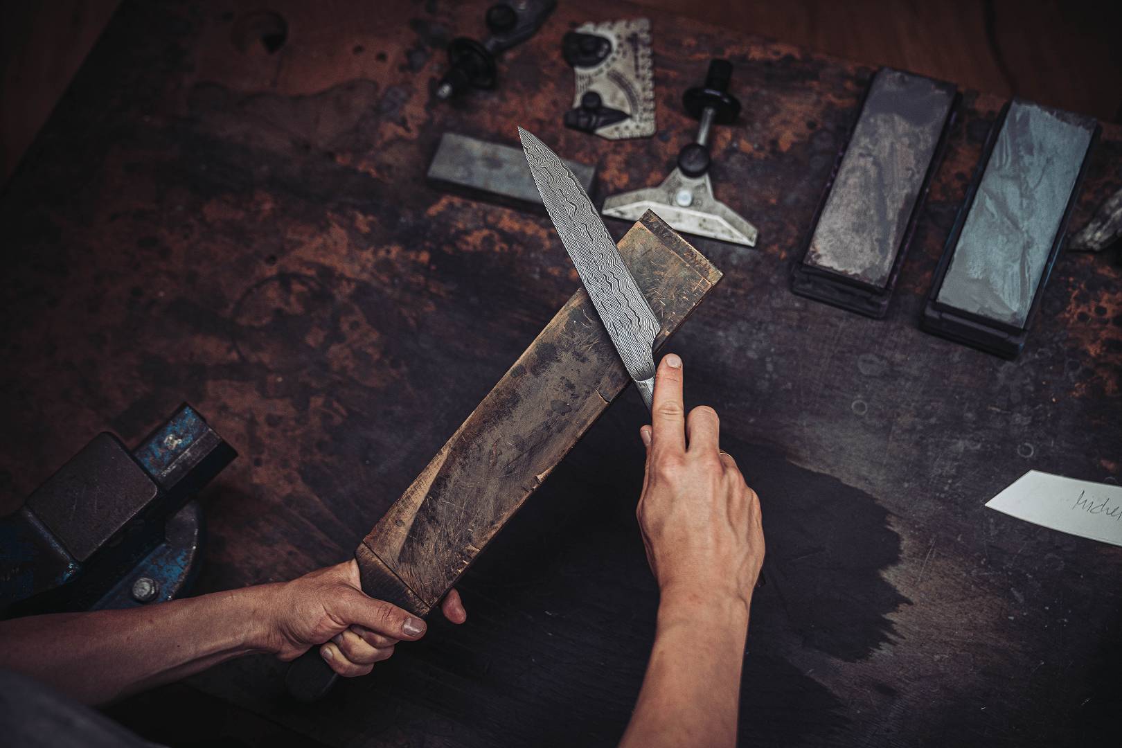 Damastklinge auf Holzblock &mdash; Detailansicht des Musters