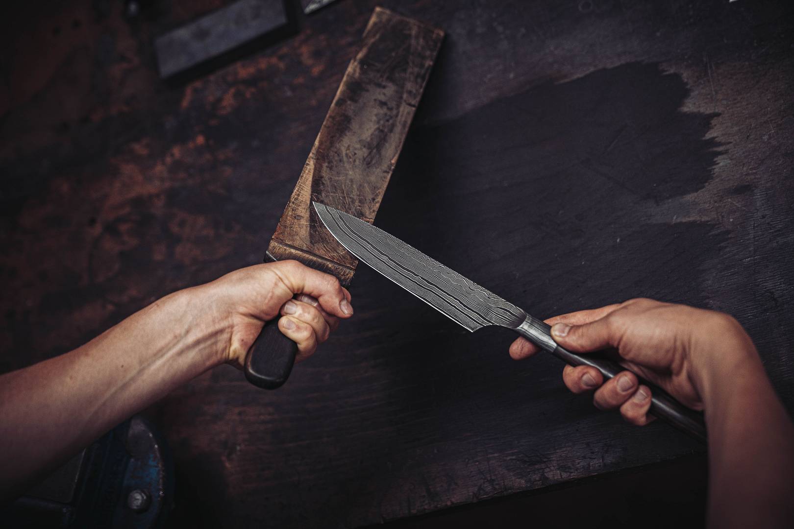 Damastmesser wird auf Leder abgezogen &mdash; der letzte Schliff in der Moorschmiede