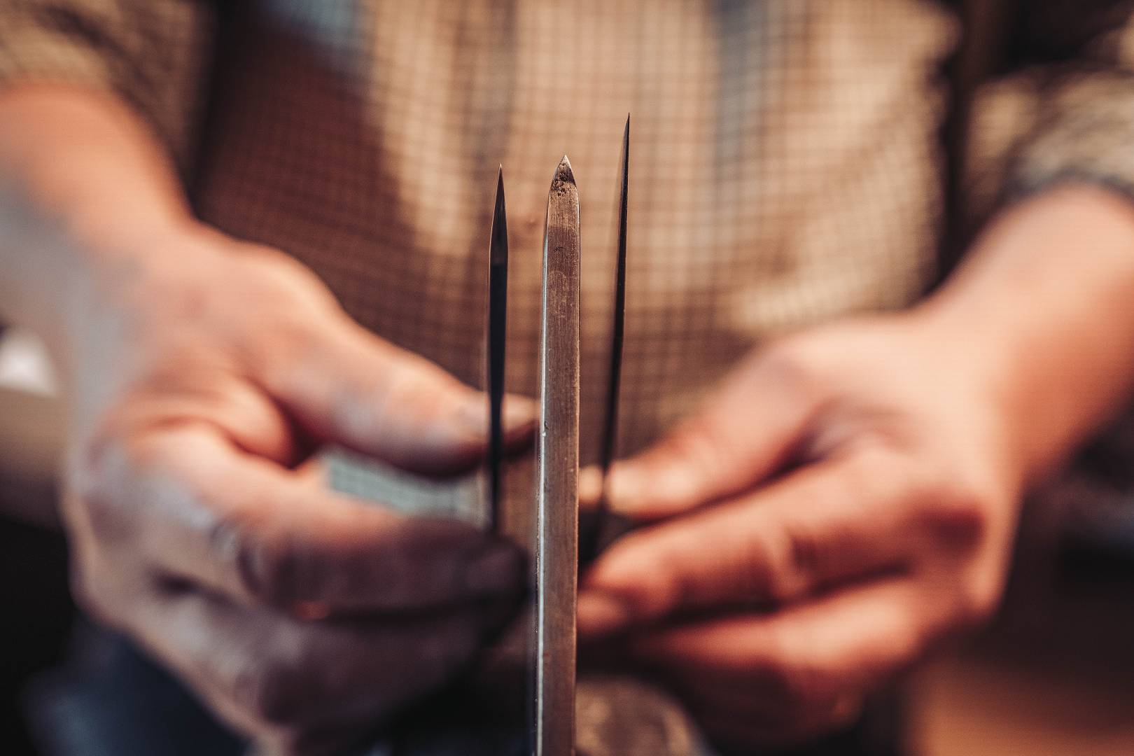 Nahaufnahme: Klingenspitzen zweier Messer im Vergleich