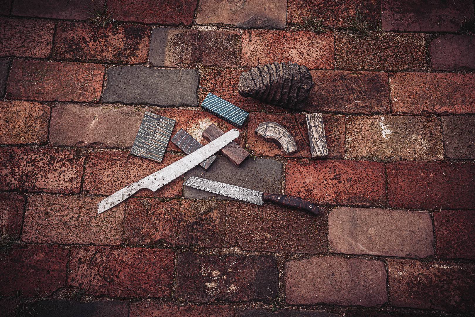 Griffmaterialien und Klingenrohlinge auf Backstein in der Moorschmied-Werkstatt