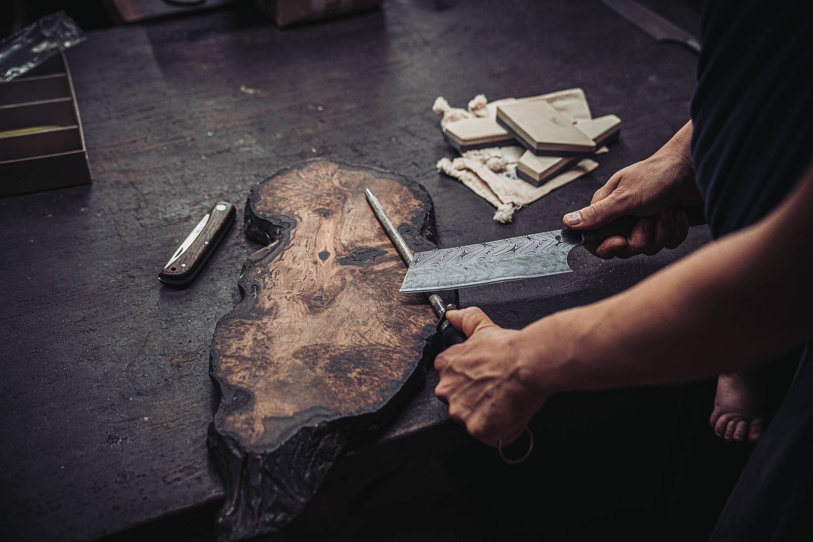 Nakiri-Damastmesser wird in der Werkstatt der Moorschmiede in der Hand gehalten